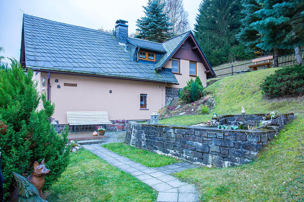 Außenansicht Ferienhaus Erna mit Weg zum Haus