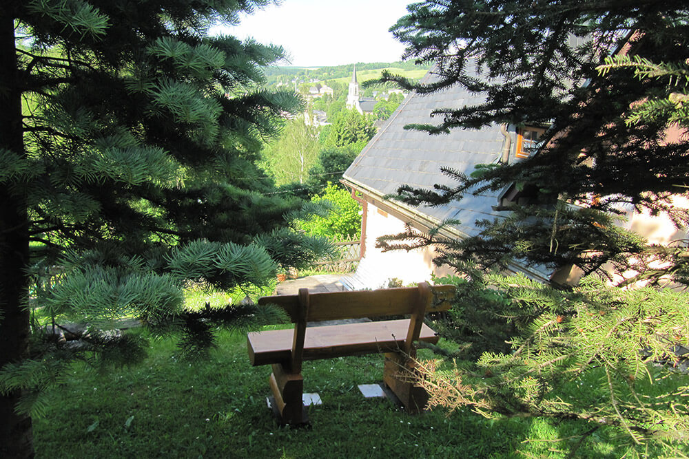 Aussichtsbank im Garten